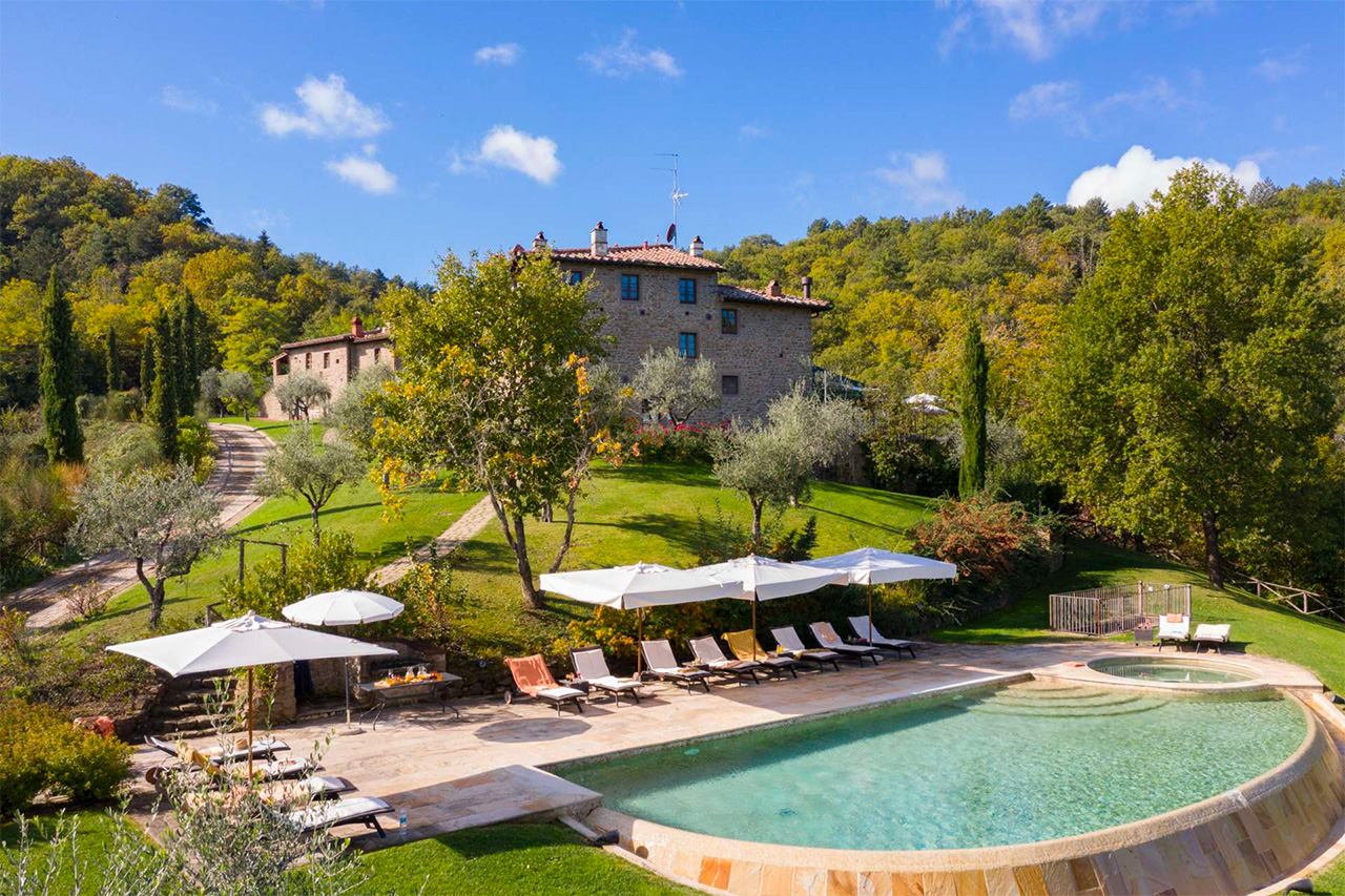 I Corbezzoli Views of the Valdarno valley and the Pratomagno Mountains.