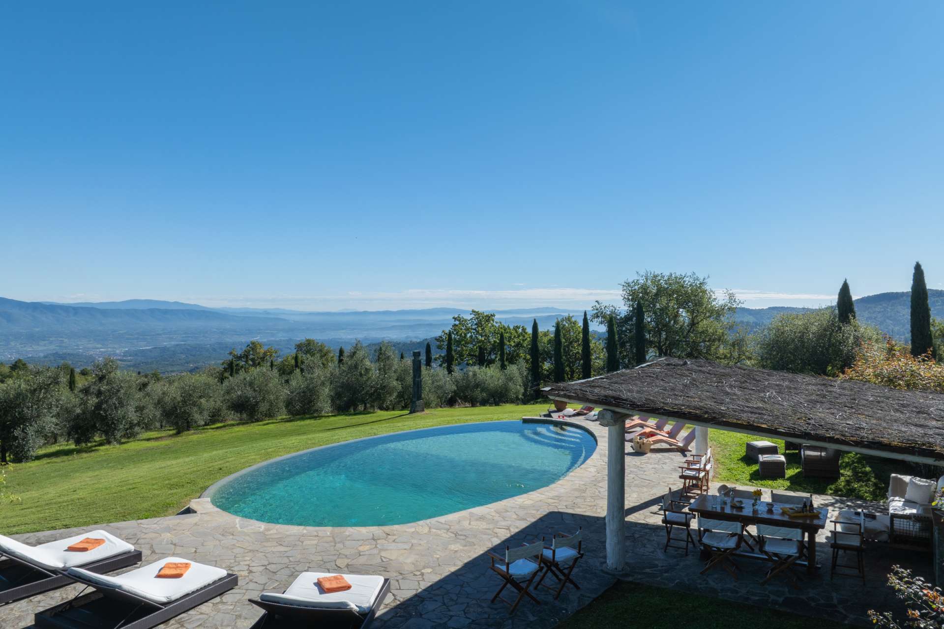 Experience Villa Il Cortile Pratolino in Tuscany: a luxury historic villa with elegant courtyard gardens, classic interiors and panoramic Italian countryside views.