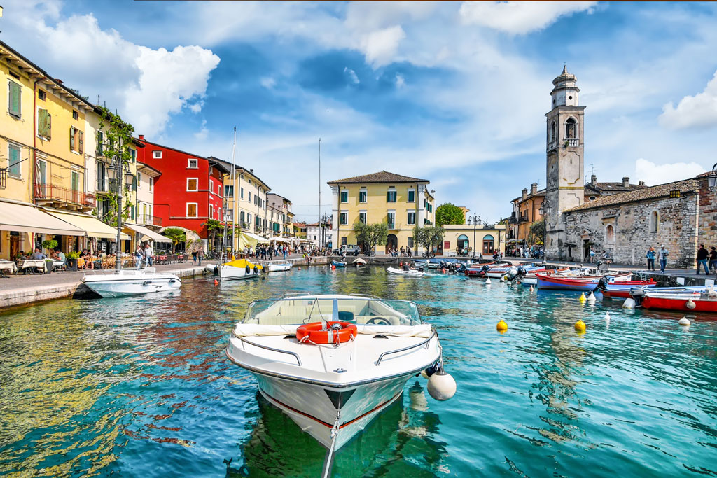 Lazise: the town of sandy beaches 