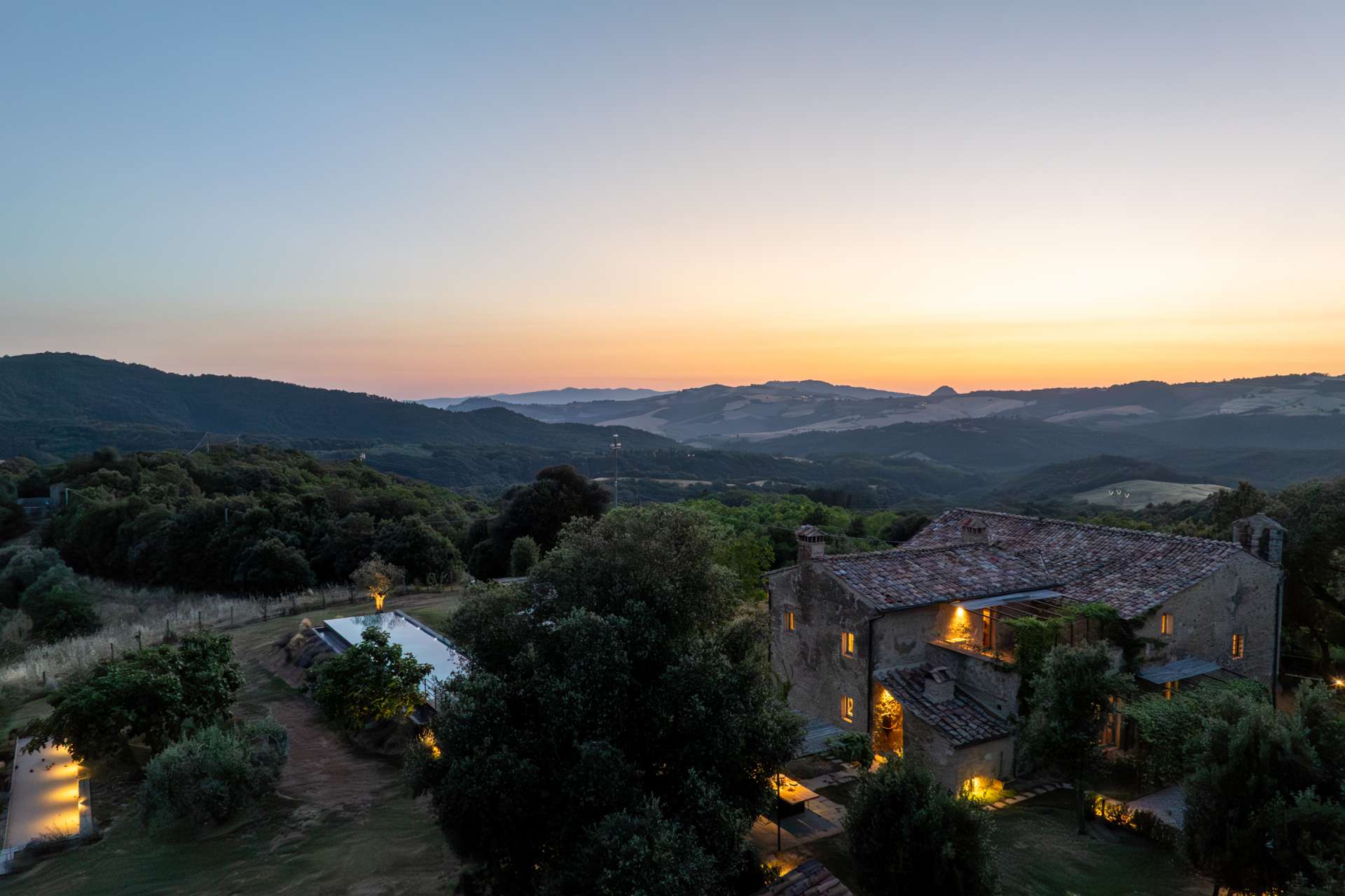Pieve di Ponsano The charming hilltown of Casole d’Elsa is just 20-minutes away, offering a choice of restaurants, trattorias, and shops