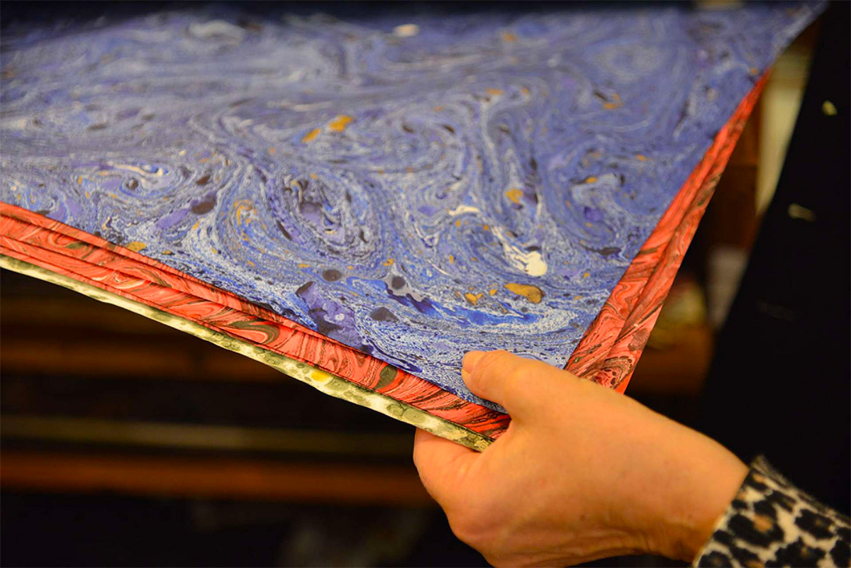 Private paper marbling workshop in Florence with a local artisan 