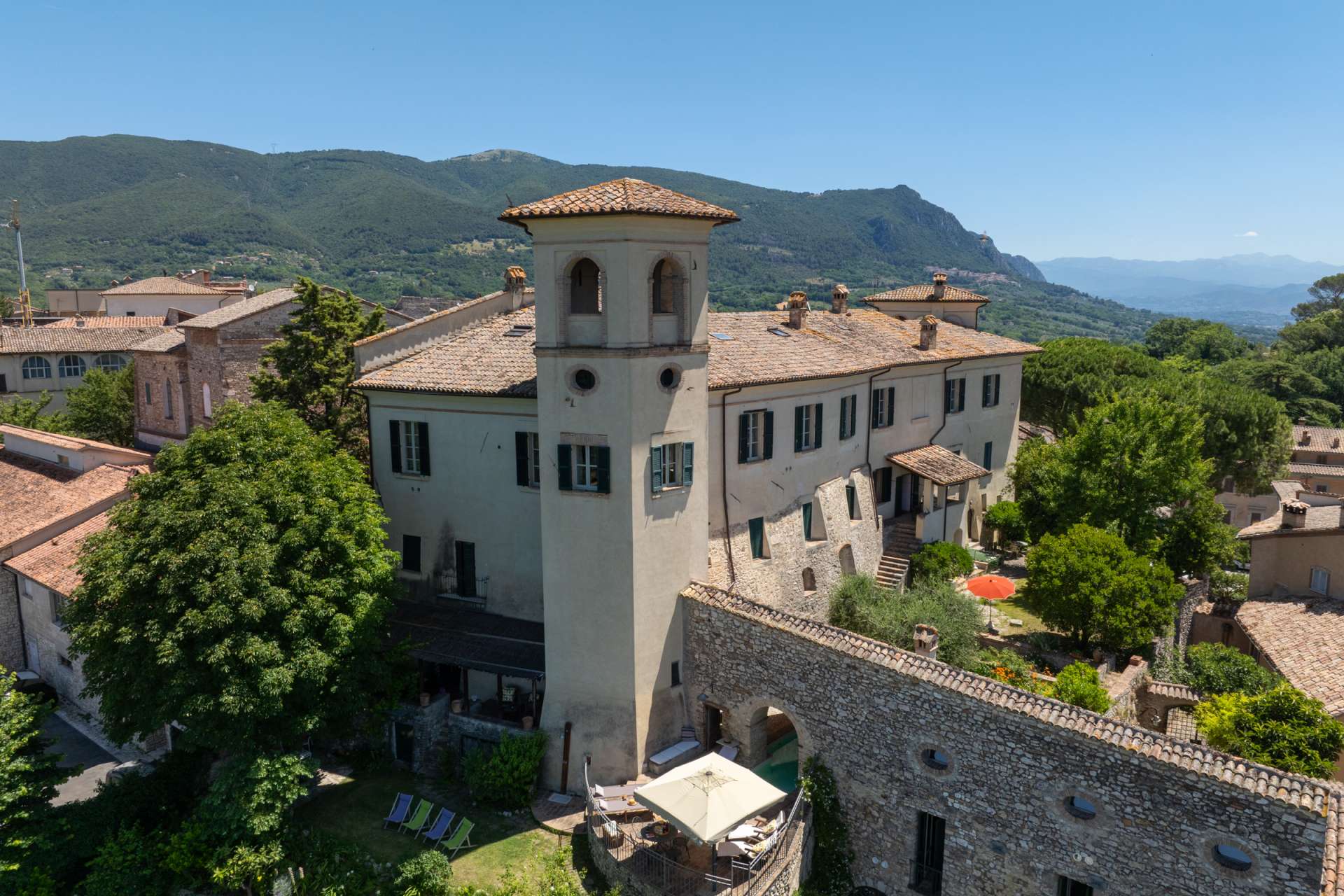 Santi Terzi Santi Terzi has emerged as a magnificent yet cheerful private villa in with the original architectural elements
