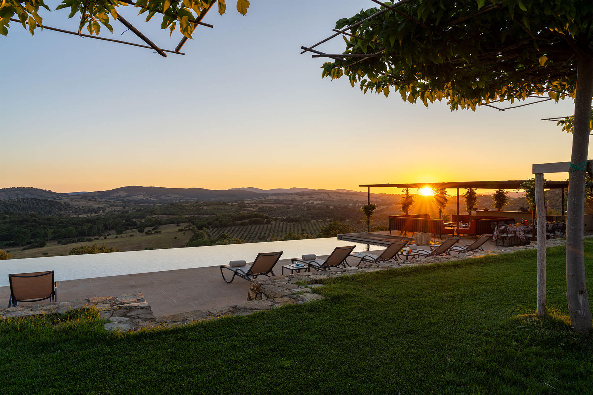 Sartomare villa in Maremma, Tuscany with infinity pool, sunset views and countryside landscape