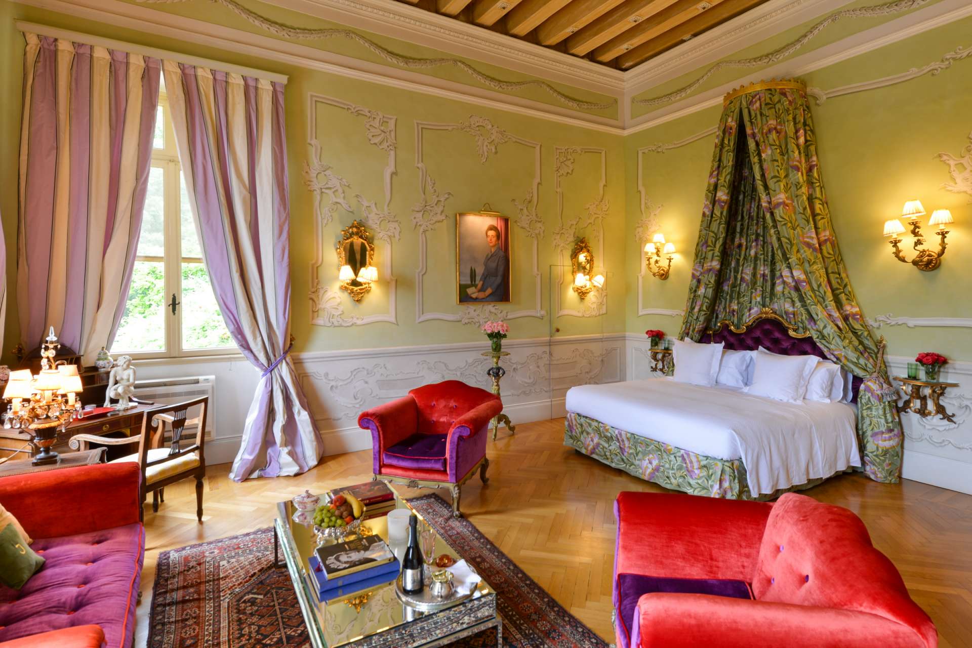 Villa Sigurtà Suite degli Imperatori is an air-conditioned suite featuring a king-size double bed, a walk-in closet, frescoes, and an ensuite bathroom.