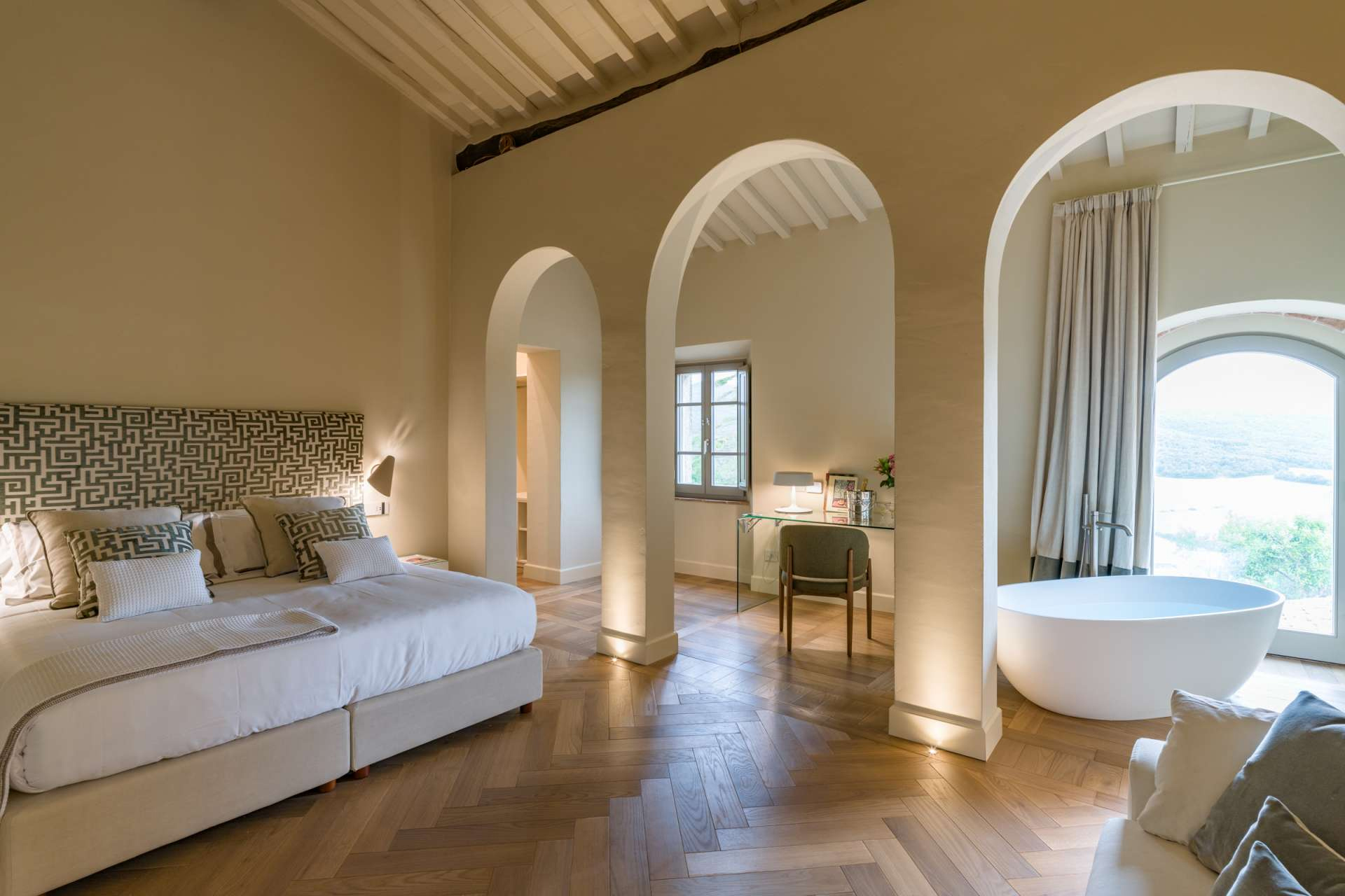 Tenute Poggiazzi Osca is another air-conditioned double/twin bedroom distinguished by its striking arches and in-room freestanding bathtub