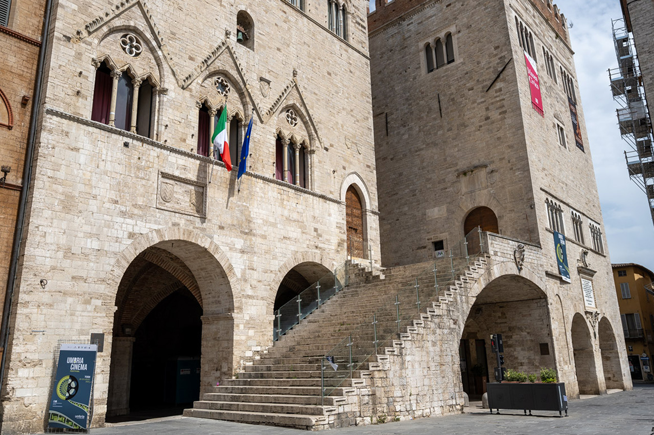 Piazza del Popolo in Todi – medieval palaces and central square in Umbria, Italy. Palazzo del Popolo and Palazzo dei Priori in Piazza del Popolo, Todi, Umbria, Italy.