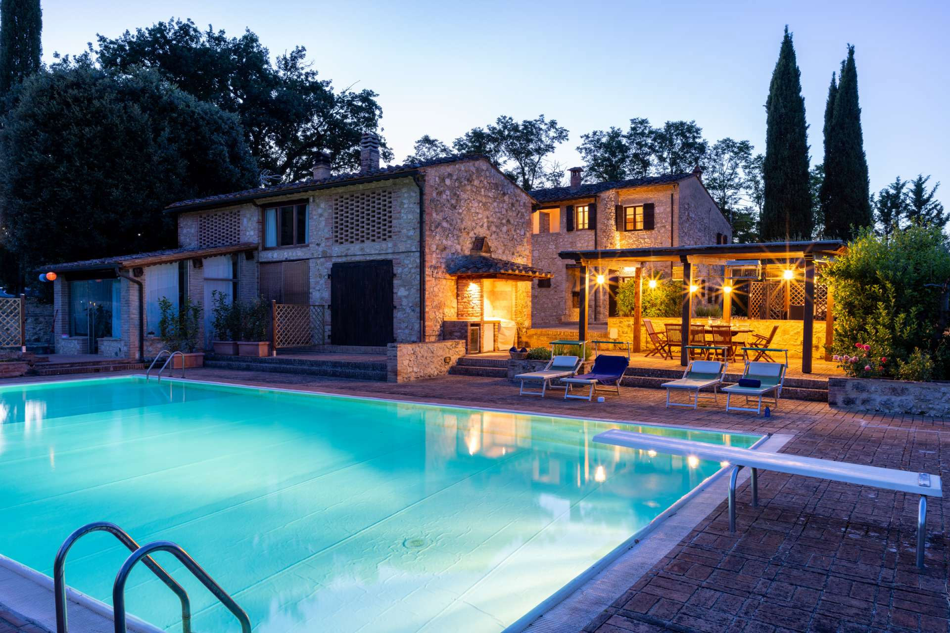 Vignasassa villa with private swimming pool and outdoor dining area in the Italian countryside