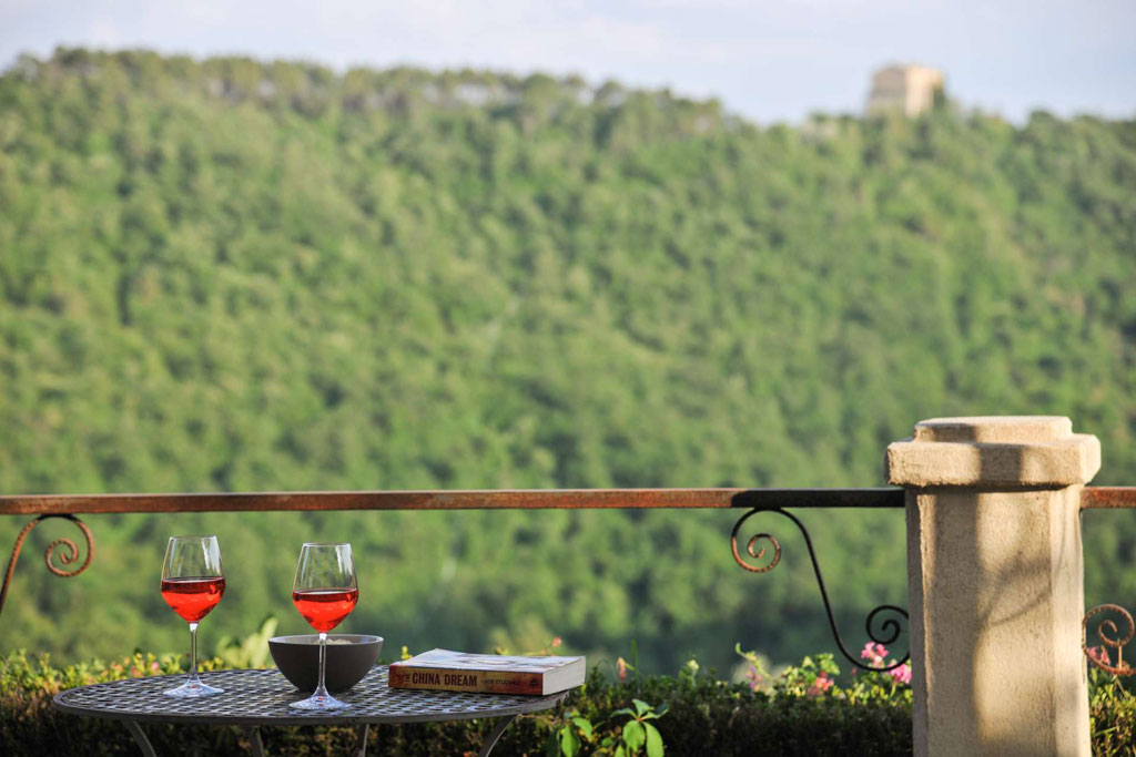 Il aperitivo italiano in a luxury villa in Tuscany