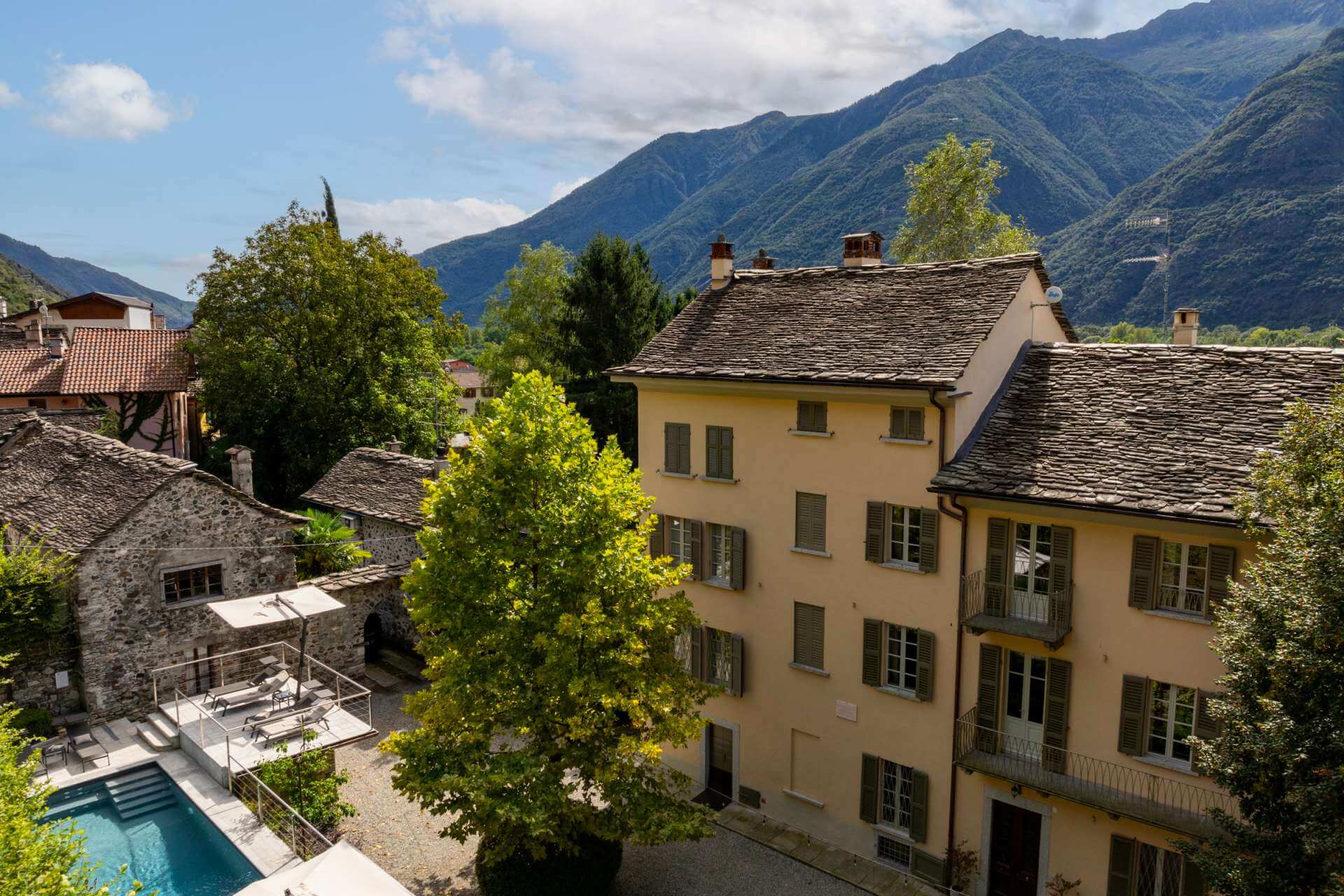 Ca' Corniolo Maggiore villa with private pool surrounded by greenery on the Italian coast