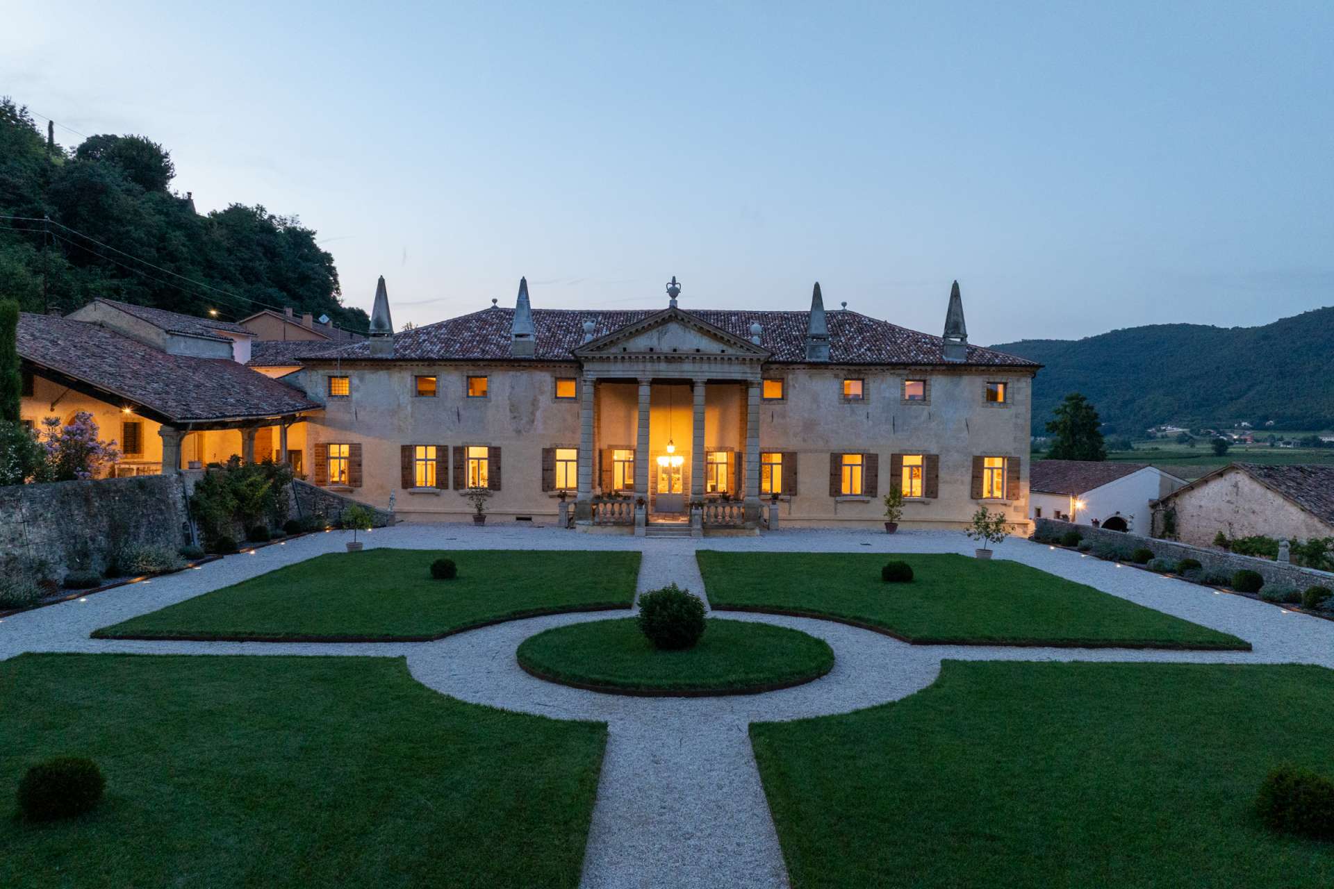 Grand exterior of the historic luxury villa Ca’ Fortebraccio in Veneto, Italy, with manicured gardens and Renaissance architecture Luxury historic villa Ca’ Fortebraccio exterior in Veneto, Italy