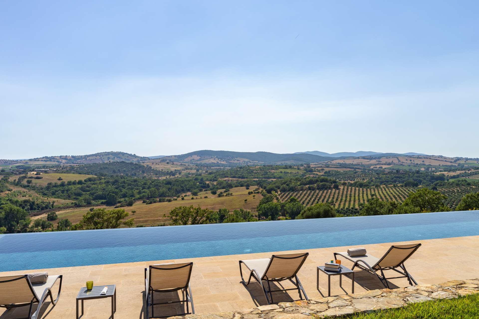 Infinity pool with panoramic Tuscan countryside views at Sartomare luxury villa