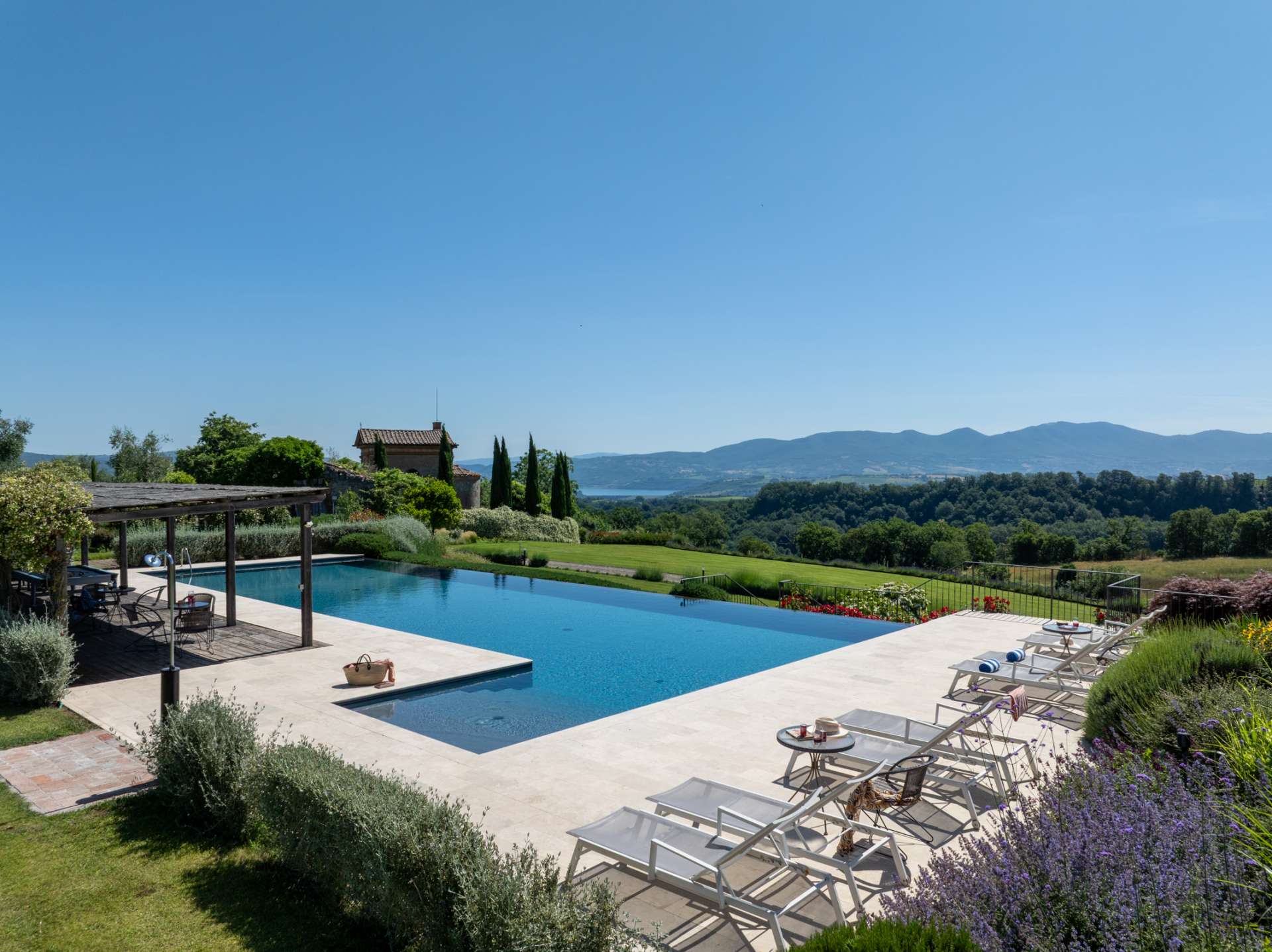 Segreto Gelsomino The private infinity edge swimming pool 20 x 7 meters / 66 x 23 feet