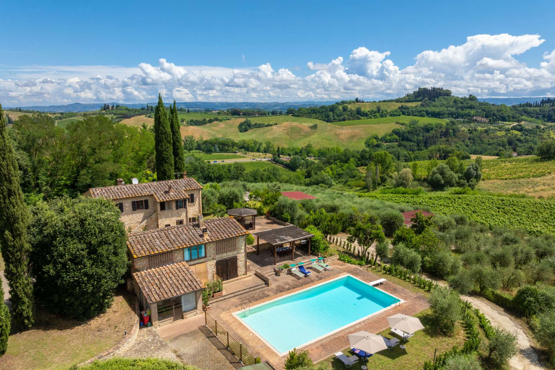 VignaSassa is a charming farmhouse with air-conditioned bedrooms, a large private swimming pool and chef services included for daily breakfast.