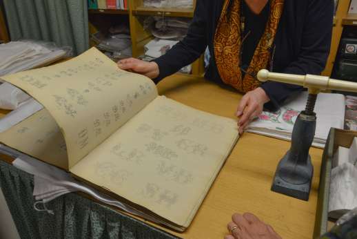 The Artisans of Florence - A Florentine artisan showing her expertise during a workshop in Tuscany