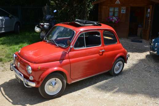 Fiat 500 Tour - A classic red Fiat 500.