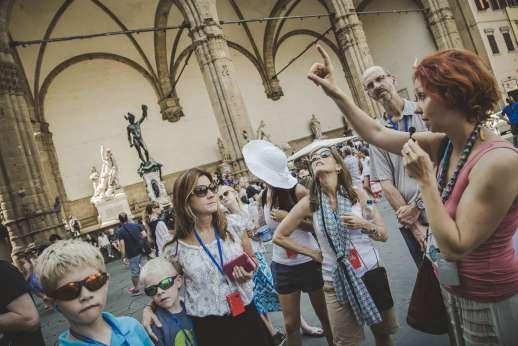 Uffizi & Florentine Squares - Families on a Uffizi Gallery tour visiting Piazza della Signoria