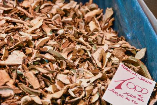 Florence Market Tour - A box full of porcini dried mushrooms for sale