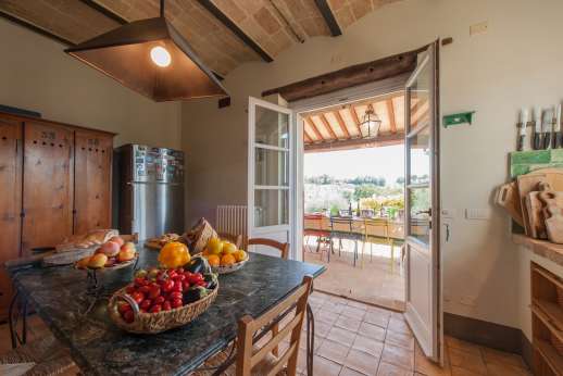 Acqua e Miele - Kitchen with access to to the dining loggia