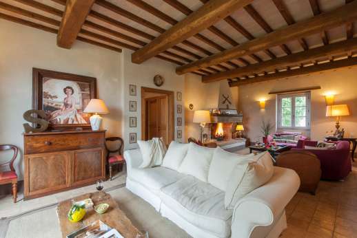 Acqua e Miele - Full view of the large sitting room.