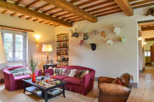 Acqua e Miele - A large sitting room with Satellite TV [No Sky channels] with DVD, Ipod dock and speakers.