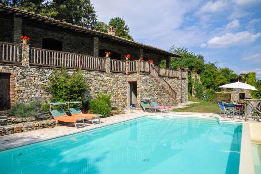 Campo Chinandoli - Ample sun lounges by the refreshing pool