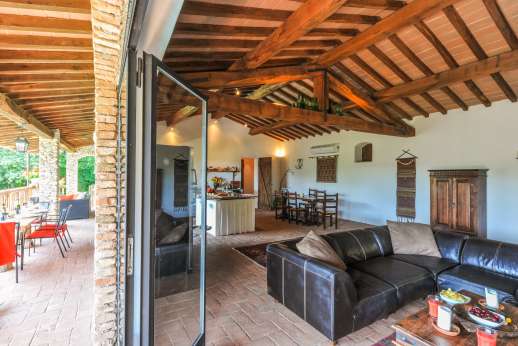 Campo Chinandoli - A working fireplace in the lounging area.