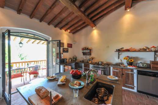 Campo Chinandoli - Kitchen leading out onto the balcony