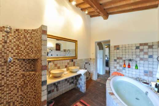Campo Chinandoli - One of the en suite bathrooms with a bath and shower.