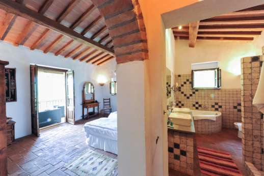 Campo Chinandoli - En suite leading through to the bedroom.