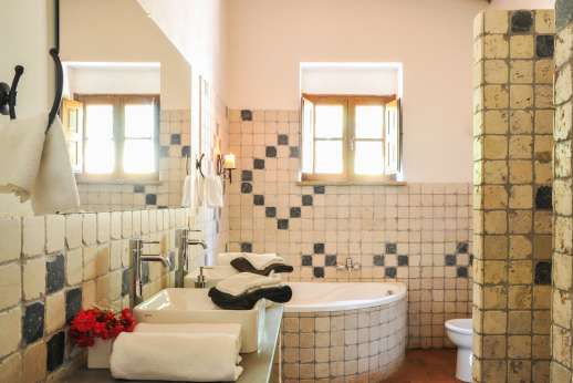 Campo Chinandoli - The second en suite bathroom, with bath and a shower.