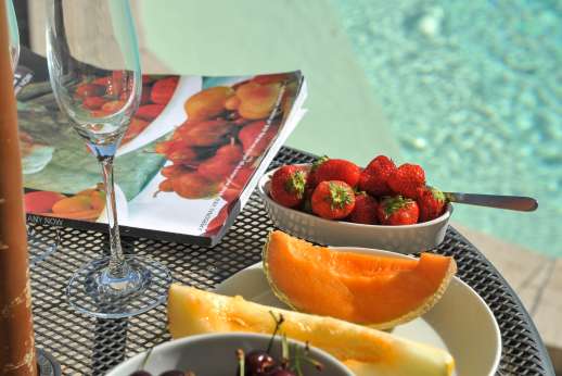Campo Chinandoli - Relaxing by the pool.