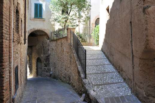 Casa del Poggio - The house's location at the edge of San Gemini, a lively hilltop village steeped in history, with restaurants and shops just walking distance.