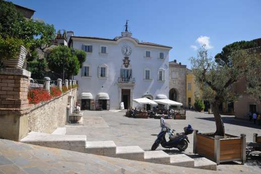 Casa del Poggio - There are coffee shops and cafes there