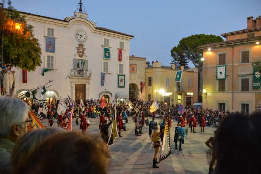 Casa del Poggio - Traditional flag throwing in the San Gemini square