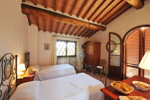 Casa Tara - First floor air conditioned twin bedroom, in the guest house.