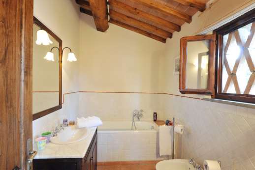 Casa Tara - Guest house bathroom with bath.