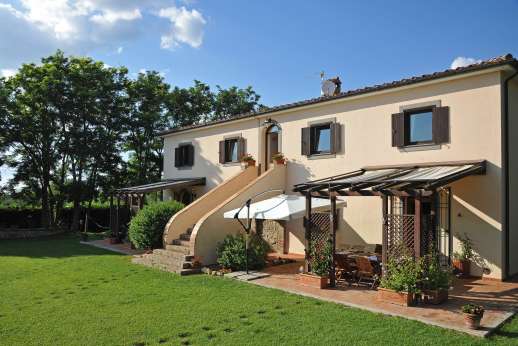 Casale Montecimbalo - Casale Montecimbalo is surrounded by a stunning garden and is just minutes away from the beaches of Tarquinia Lido.