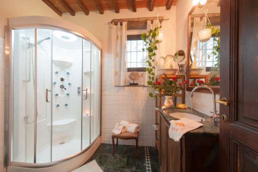 Colli Fiorentini - Bathroom with bath and shower.