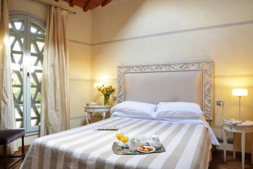 I Giullari - East wing first floor, air conditioned double bedroom with an en suite bathroom.