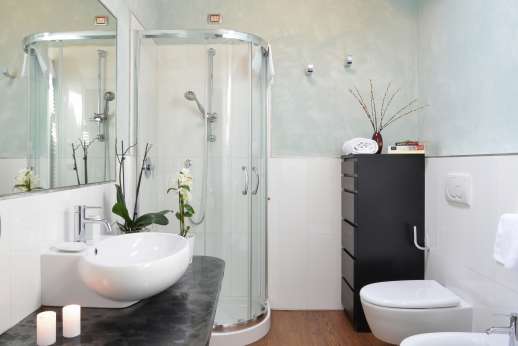 I Giullari - East wing first floor, en suite bathroom with shower.
