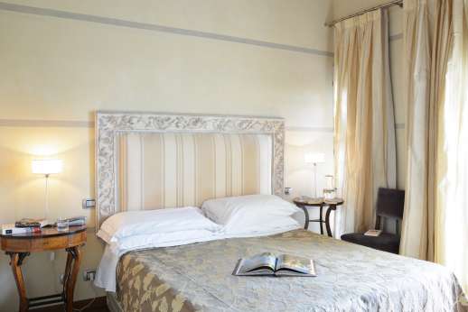 I Giullari - East wing first floor, double bedroom with air conditioning and en suite bathroom.