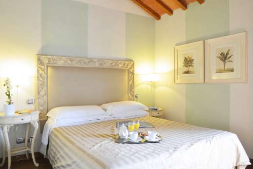 I Giullari - East wing first floor, air conditioned double bedroom with en suite bathroom.