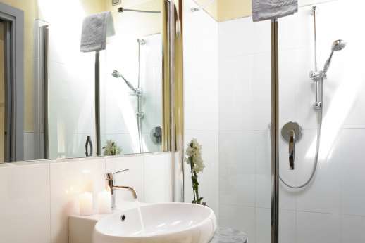 I Giullari - En suite bathroom with shower in the east wing first floor.