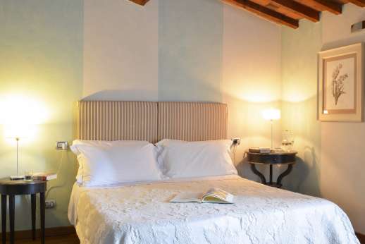 I Giullari - East wing first floor, air conditioned twin bedroom convertible to double with en suite bathroom.