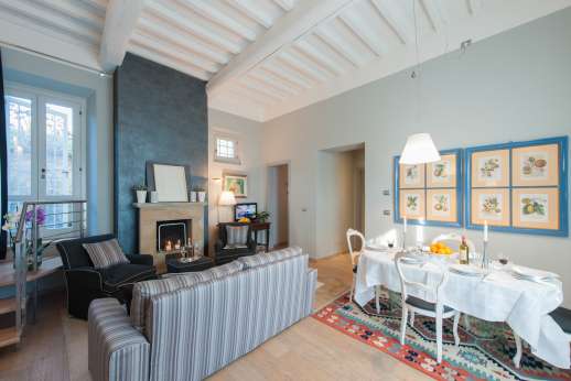 I Giullari -  Independent suite lounge and dining area with open fireplace
