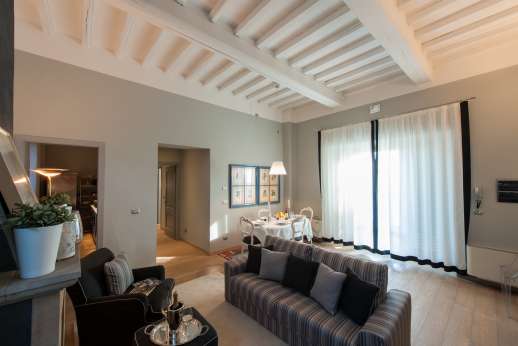 I Giullari - Independent suite, spacious lounge and dining area