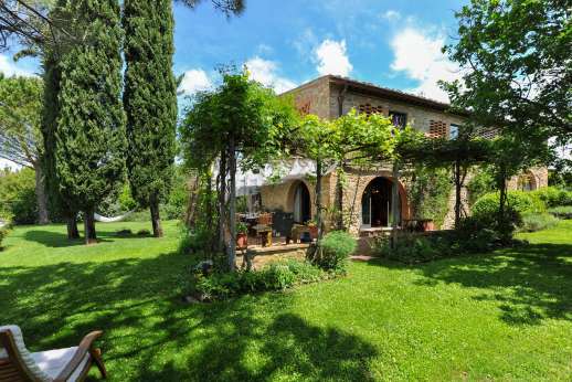 I Tre Cipressi - Villa surrounded by lush lawns