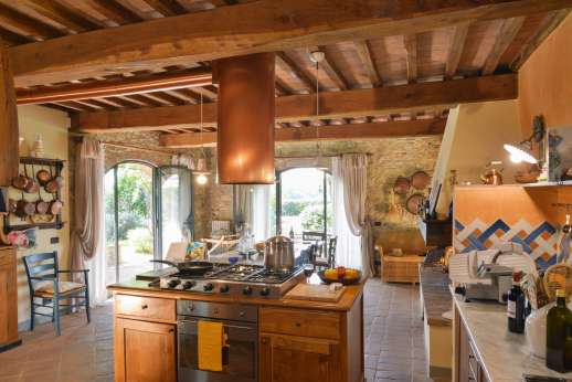 I Tre Cipressi - A large and well equipped kitchen with breakfast bar.