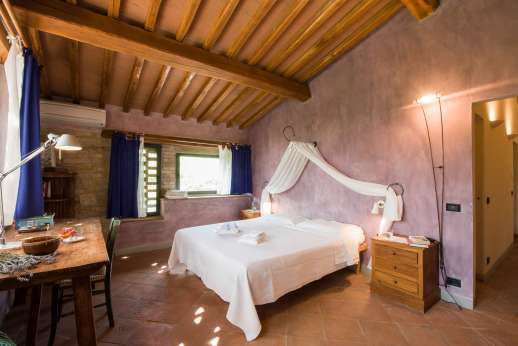 I Tre Cipressi - Large double bedroom with shared bathroom.