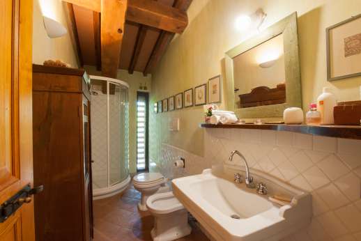 I Tre Cipressi - The shared bathroom.